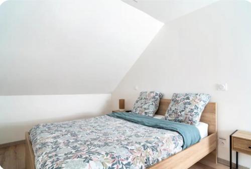 - une chambre dotée d'un lit avec des draps bleus dans l'établissement Maison de charme, à Créances