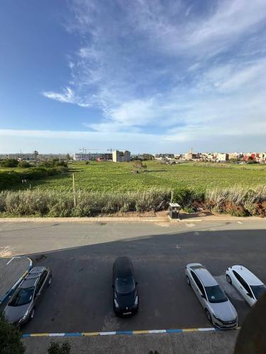 Imagen de la galería de green vue appartement nearby sea, en Bouznika