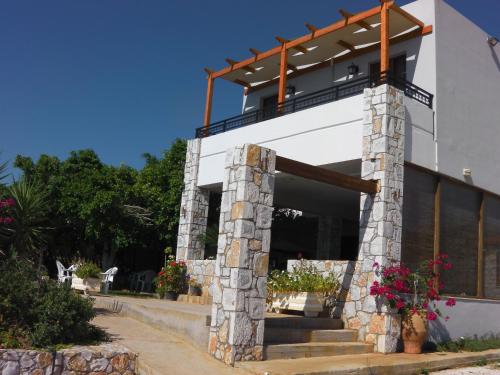 a building with a balcony on top of it at Serenity Hideaway in Palaiochóra