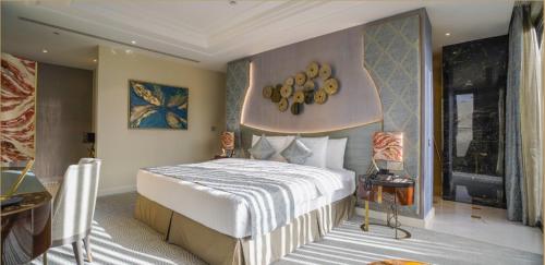 a bedroom with a large bed and a room with at Vivienda Hotel Villas, Jeddah in Jeddah