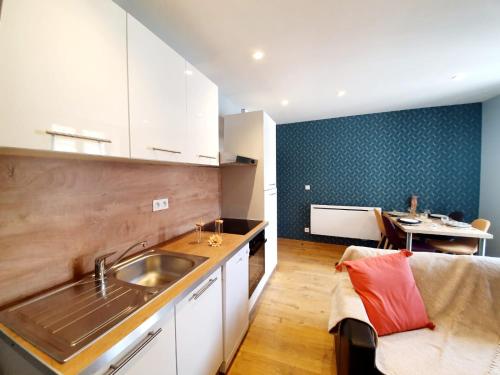 une cuisine avec un évier et un plan de travail dans l'établissement ღ L'Ecluse - Centre ville, Wifi fibre, Netflix, à Béziers