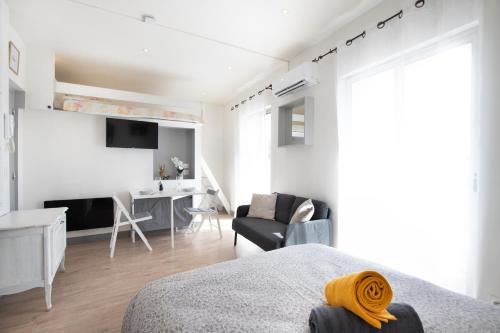 une chambre avec un lit et un salon dans l'établissement Le Partage des eaux - 4 couchages - Hypercentre - Clim - Wifi, à LʼIsle-sur-la-Sorgue