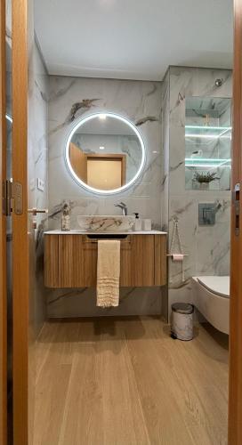 une salle de bain avec un lavabo, un miroir et une baignoire dans l'établissement Appartement T2 vue sur mer, Place Méditerranée, à Canet