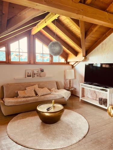 TV a/nebo společenská místnost v ubytování Gemütliche Wohnung mit Ofen und Naturblick