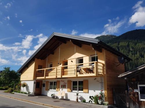 a building with a balcony on the side of it at Haus Idili in Sankt Gallenkirch
