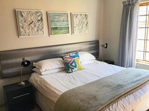 En eller flere senge i et værelse på Fully Furnished Pentagon Park