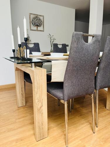a dining room with a table and chairs at Yudelmys confort in Las Palmas de Gran Canaria