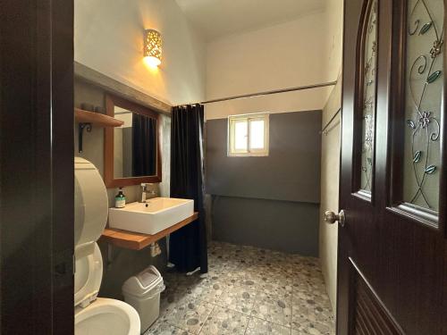 Un baño con un lavabo blanco y un inodoro. en Taroko Dan Aigle, en Xiulin