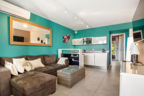 un salon avec un canapé et une cuisine dans l'établissement Lipstick Port Nature, au Cap d'Agde