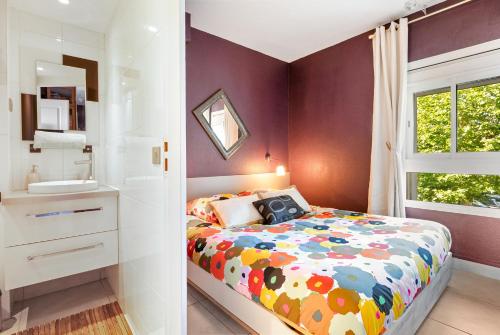 une chambre avec un lit, un lavabo et une fenêtre dans l'établissement Lipstick Port Nature, au Cap d'Agde