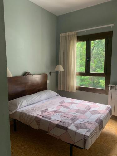 Una cama o camas en una habitación de Hostal Rural Can Enric