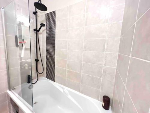 a bathroom with a shower and a bath tub at Pézenas Centre Historique - plages à 20 mn in Pézenas