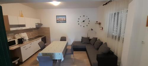 Kuchyňa alebo kuchynka v ubytovaní Apartmani Ivan & Mirjana 2