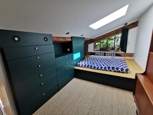 une chambre avec un lit et une fenêtre dans l'établissement Duplex atypique et chaleureux, hyper centre, à Bordeaux