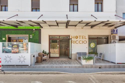 a hotel ricoco restaurant with its doors open on the street at Hotel Il Riccio in Porto Cesareo