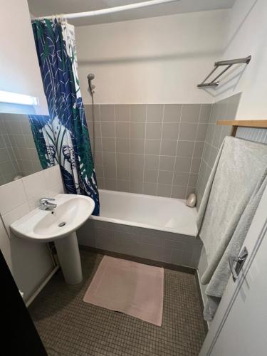 une salle de bain avec un lavabo, une baignoire et des toilettes dans l'établissement Agréable Apartment 2 pièces, à Boulogne-Billancourt