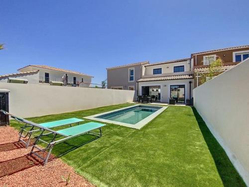 une arrière-cour avec piscine et pelouse dans l'établissement Villa avec piscine, à Montblanc