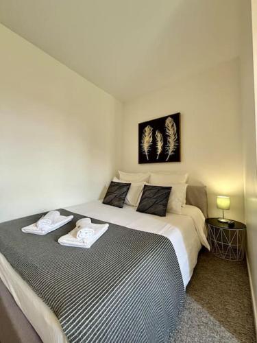 une chambre avec un grand lit avec deux serviettes dessus dans l'établissement Studio 2 Rue Théodore Bac - DABNB, à Limoges