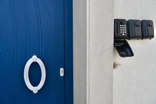 a blue door with a remote control attached to it at Mare Arcobaleno in Marzamemi