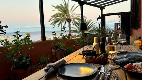 a wooden table with a view of the ocean at Casa Moni con Vistas al Mar in Playa de Santiago