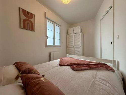 une chambre avec un lit avec deux oreillers dessus dans l'établissement URBAN appartement hyper centre, à Bernay