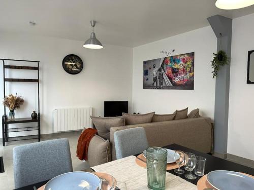 un salon avec un canapé et une table dans l'établissement URBAN appartement hyper centre, à Bernay