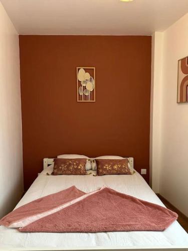 - un lit avec une couverture rouge dans l'établissement URBAN appartement hyper centre, à Bernay