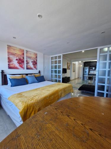 En eller flere senge i et værelse på Accommodation Front - Beachfront 3 Sleeper with Ocean Views