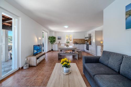 ein Wohnzimmer mit Sofa und Tisch in der Unterkunft Villa Dupin Oceanfront with boat dock in Bobovišća