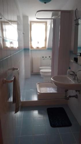 a bathroom with a sink and a toilet at il Rifugio di Franco e Silvia in San Benedetto del Tronto