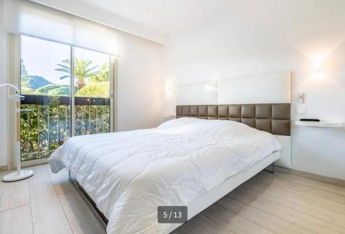 Postel nebo postele na pokoji v ubytování La Napoule plage et vue mer