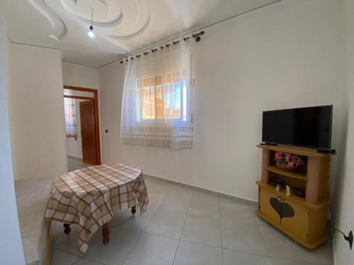 TV a/nebo společenská místnost v ubytování Appartement proche de la corniche