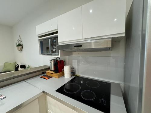 Cuisine ou kitchenette dans l'établissement Tour d'Auvergne - Appartements en plein centre ville, proche de la cathédrale et de la place de Jaude