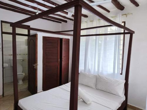 Ένα ή περισσότερα κρεβάτια σε δωμάτιο στο Diani 2BR Coastal Villa - 4 Mins To The Beach