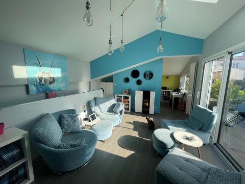 - un salon avec des murs bleus et des chaises bleues dans l'établissement Lieutenant Anger - Agreable Maison a 2 pas du quai, à Les Sables-dʼOlonne