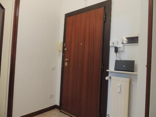 a wooden door in a room with a microwave at La casa di Maro in Lido di Ostia