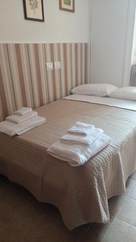 a bed with white towels on top of it at La casina di Alicia in Montenero di Bisaccia
