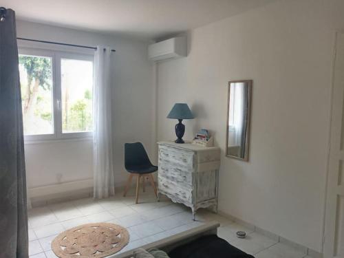 Cette chambre dispose d'un bureau, d'une chaise et d'une fenêtre. dans l'établissement Gîte Le Défends, à Flayosc