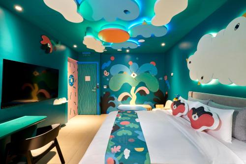 a childrens bedroom with a bed with clouds and fish on the ceiling at 和陽行館 Villa Bon Moment in Dayuan