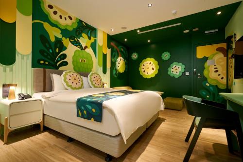 a bedroom with a large bed and a desk at 和陽行館 Villa Bon Moment in Dayuan