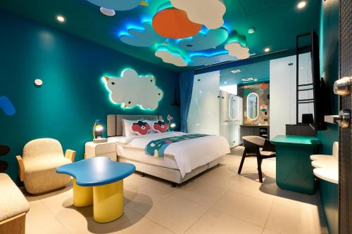 a bedroom with a bed with a ceiling decorated with clouds at 和陽行館 Villa Bon Moment in Dayuan