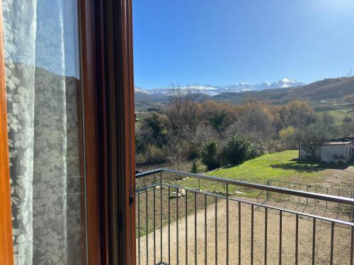 a room with a balcony with a view at la casa sul lago in Scafa