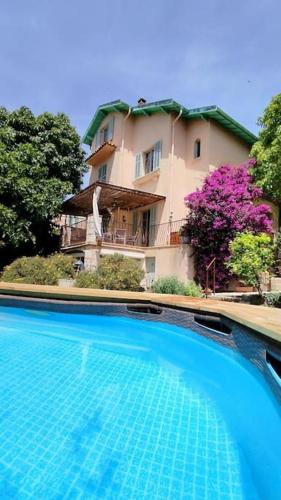 une grande piscine devant un immeuble dans l'établissement Villa Libellule à Vence, à Vence