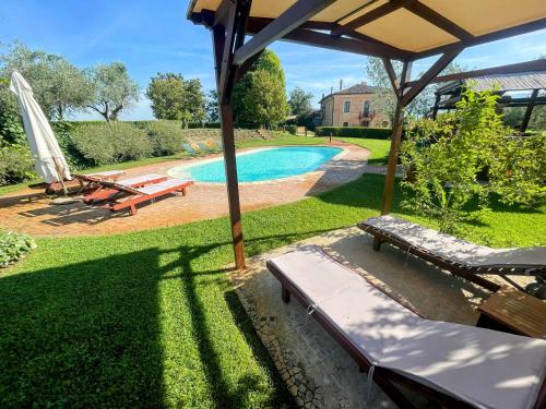 Bazén v ubytování Spoleto Tranquilita sleeps 20 with Wifi Pool Yoga Studio Gardens and Views nebo v jeho okolí