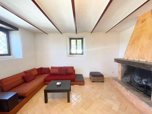 Posezení v ubytování Spoleto Tranquilita sleeps 20 with Wifi Pool Yoga Studio Gardens and Views