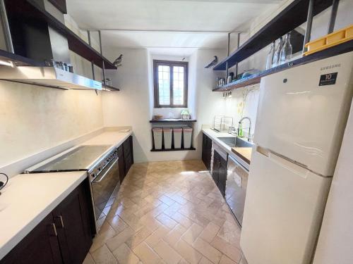 Kuchyň nebo kuchyňský kout v ubytování Spoleto Tranquilita sleeps 20 with Wifi Pool Yoga Studio Gardens and Views