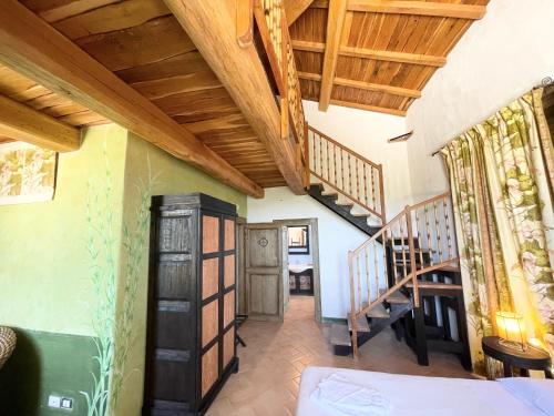 Postel nebo postele na pokoji v ubytování Spoleto Tranquilita sleeps 20 with Wifi Pool Yoga Studio Gardens and Views
