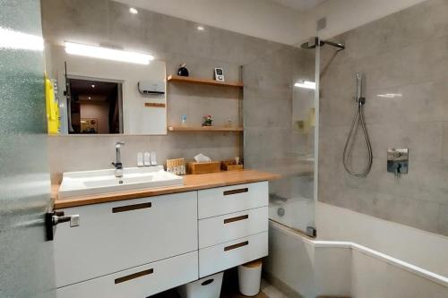 une salle de bain avec un lavabo, une douche et une baignoire dans l'établissement Villa Libellule à Vence, à Vence