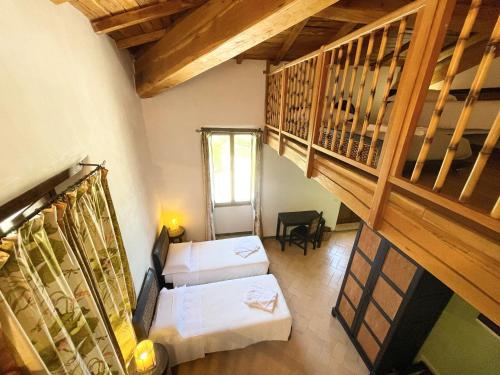 Postel nebo postele na pokoji v ubytování Spoleto Tranquilita sleeps 20 with Wifi Pool Yoga Studio Gardens and Views