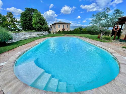 Bazén v ubytování Spoleto Tranquilita sleeps 20 with Wifi Pool Yoga Studio Gardens and Views nebo v jeho okolí